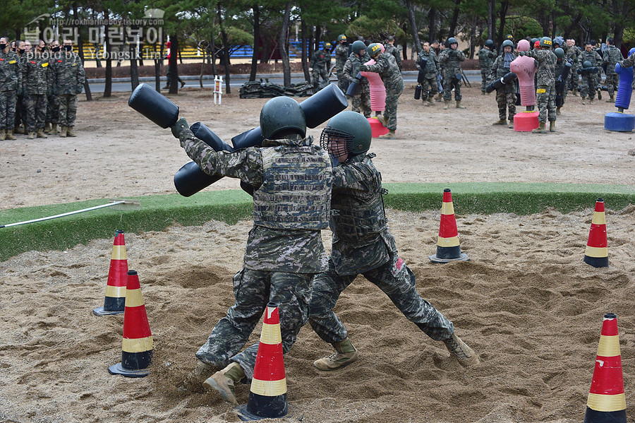 신병 1265기 2교육대 6주차 격투봉 참호격투 목봉_1805.jpg