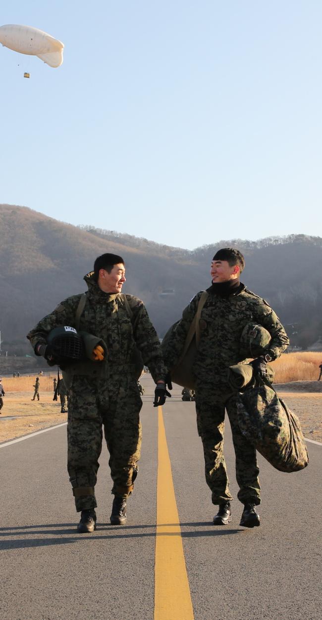 육군특전사  형제 동반 강하 서성원 하사·서해원 상병  2.jpg