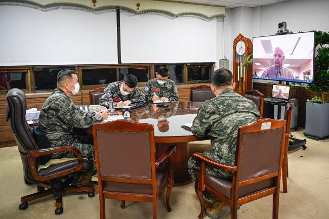 김태성 해병대·서북도서방위사령관, 데이비드 버거 미 해병대사령관과 영상공조통화.jpg