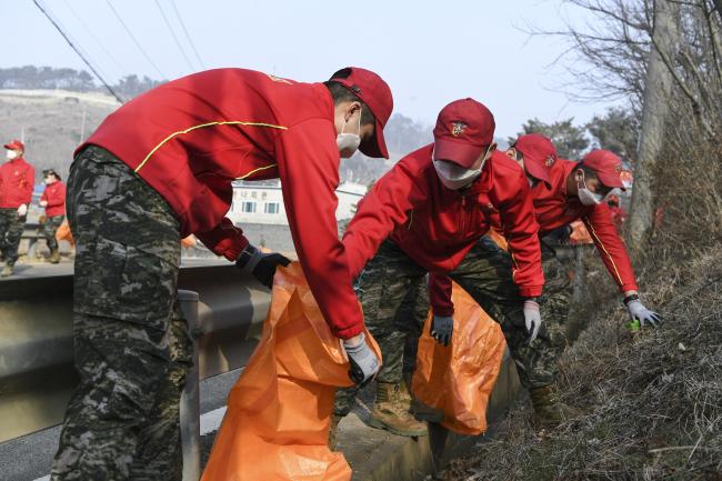 해병대 연평부대 창설 47주년 기념 깨끗한 연평도 만들기.jpg