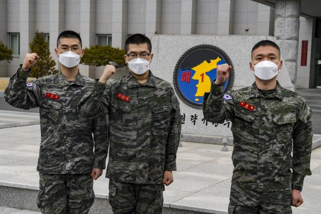 해병대1사단 조재현 하사·김진형 일병·이승진 상병 화물차 적재물 낙하사고 현장 수습 사고 예방.jpg