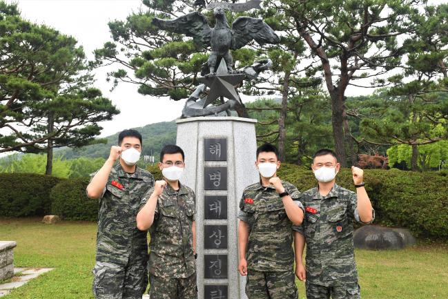 해병대2사단 포병여단 박승범 상사·김민규 일병 창업경진대회 상금 100만원 덕산장학회에 기부.jpg