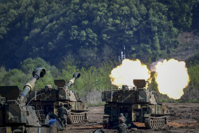 해병대2사단 포5대대 K55A1 자주포들이 8일 경기도 파주지 무건리훈련장에서 포탄을 발사하고 있다.jpg