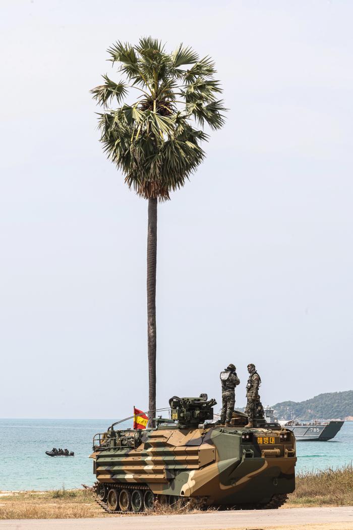 [2023 코브라골드 연합훈련] 해상돌격 주도했다 무적해병 보여줬다 5.jpg