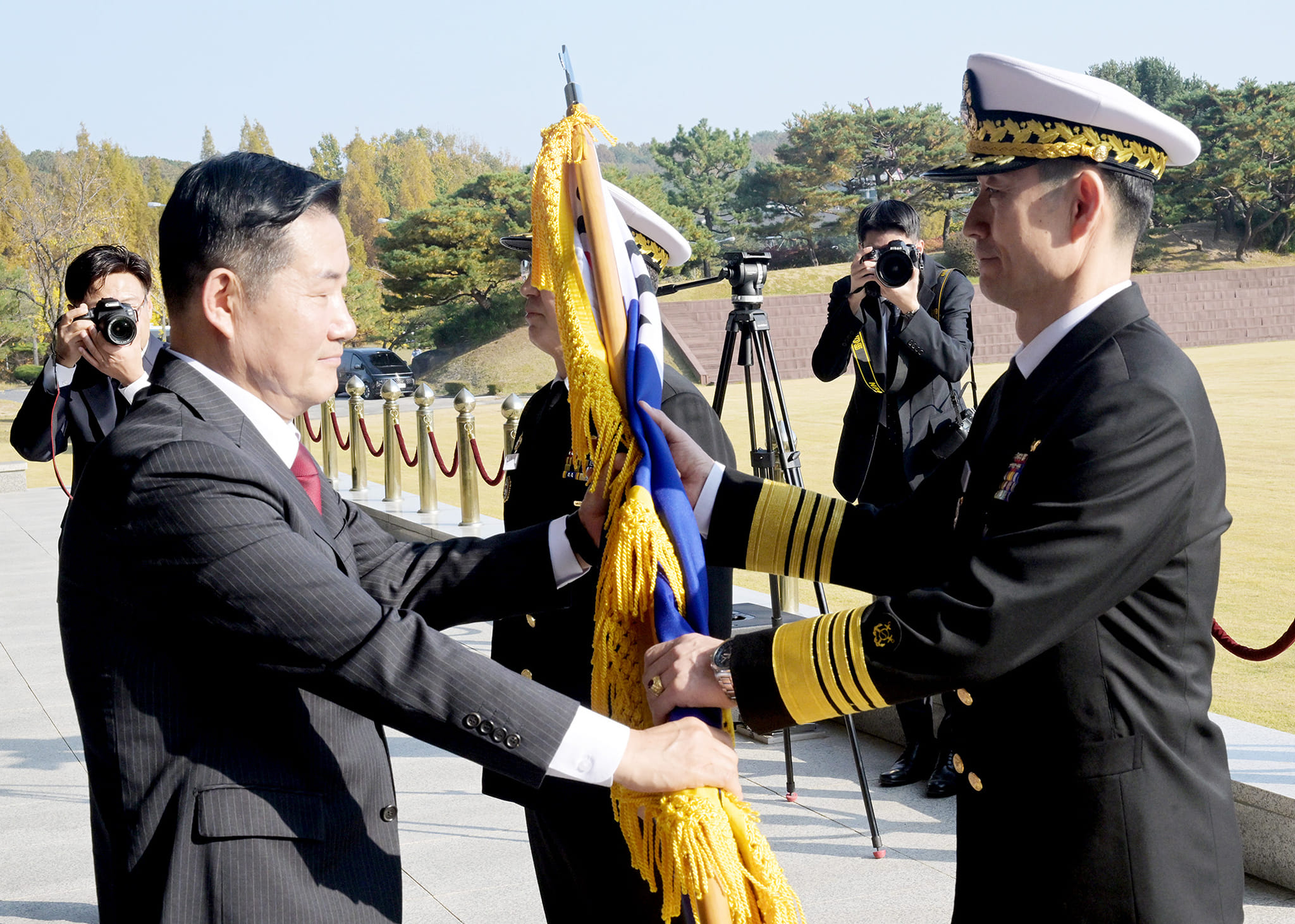 제36대•37대 해군참모총장 이•취임식 거행 3.jpg