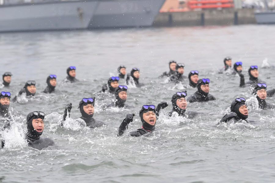 강추위도 이겨내다 해군 심해잠수사(SSU) 혹한기 훈련 1.jpg