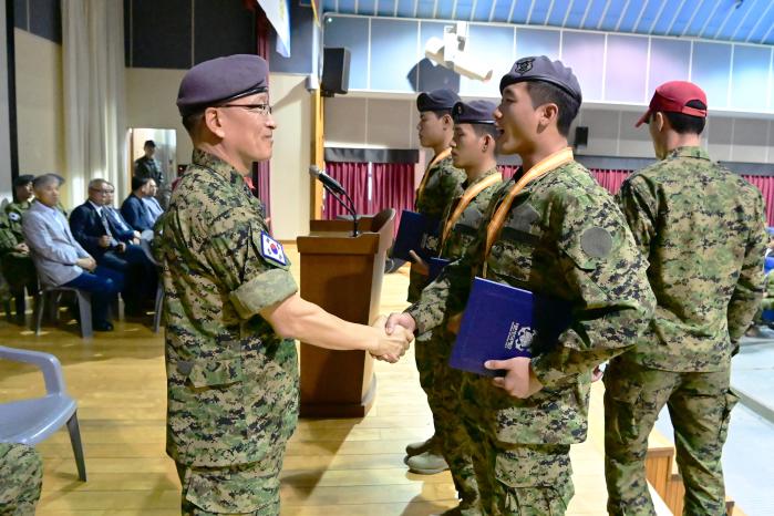 해군특전단, 특수전 장교·초급반 수료식.jpg