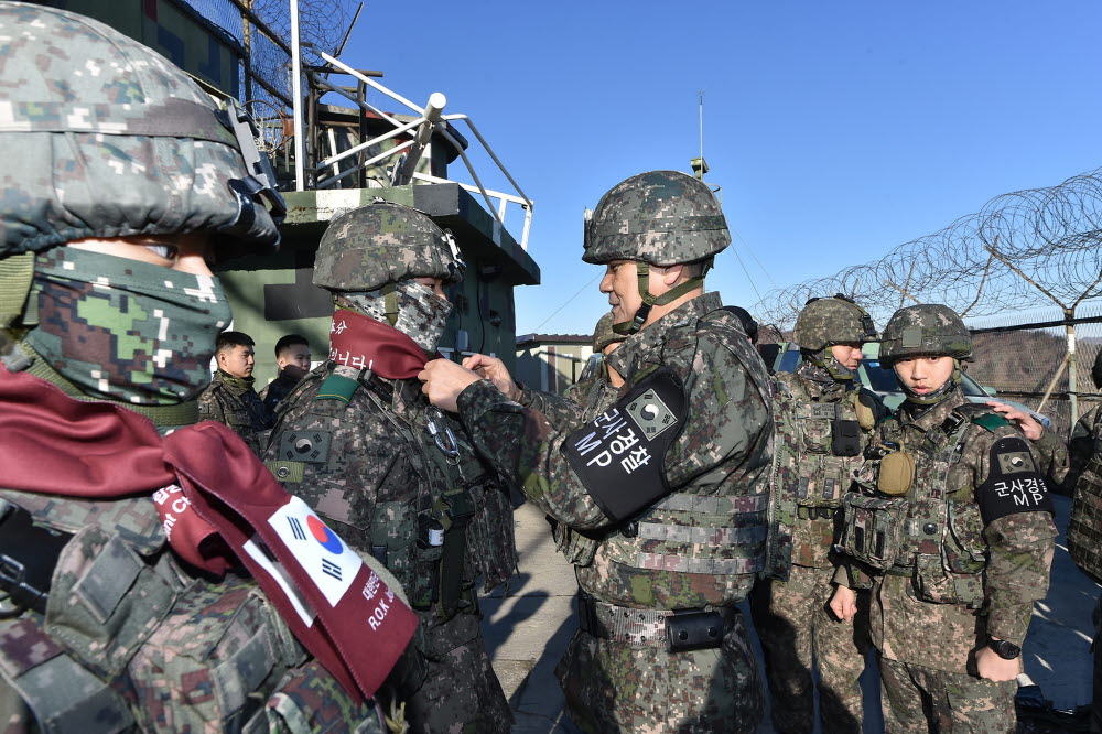 김명수 합참의장, 동부전선 GP 방문해 적 활동 확인 3.jpg