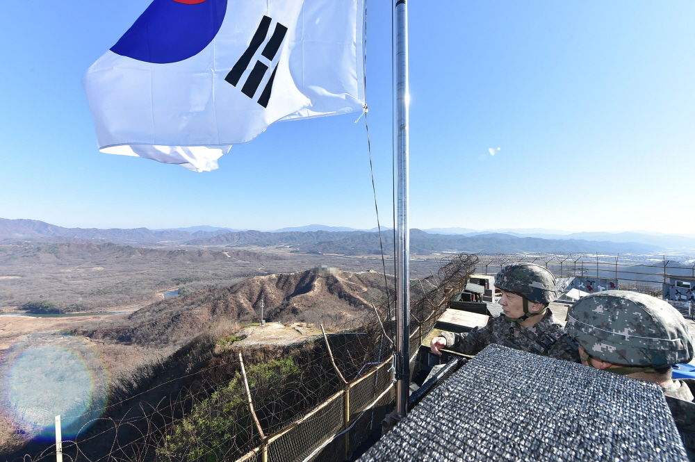 [크기변환]김승겸 합참의장, 중부전선 최전방 GP '결전태세' 현장점검 1.jpg