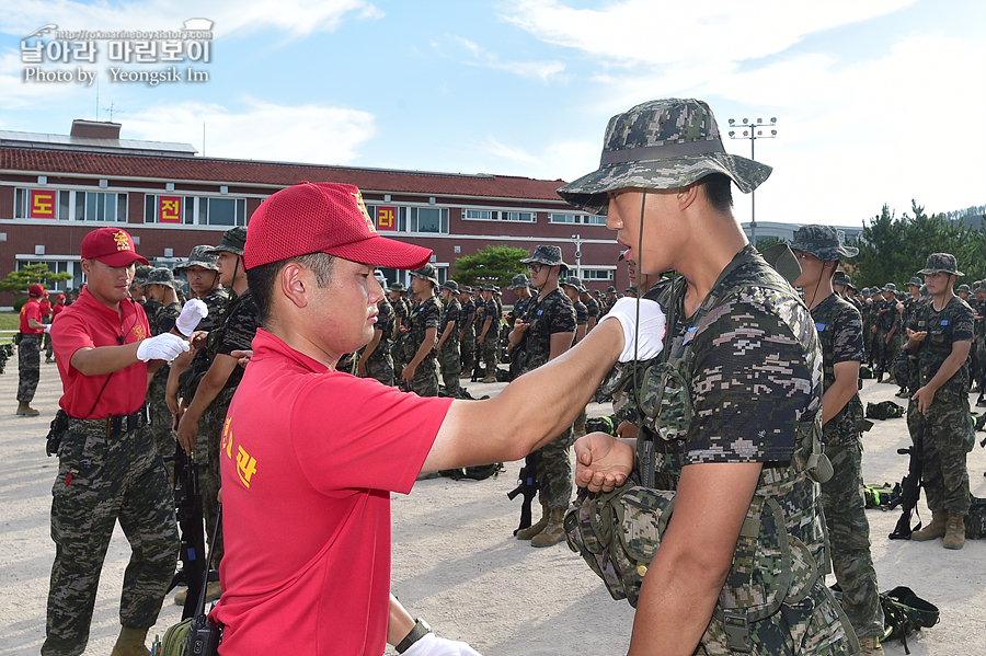 신병1295기 빨간명찰수여식_8856.jpg