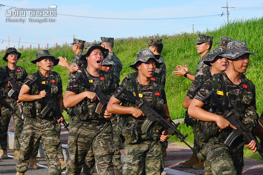 신병1295기 빨간명찰수여식_8735.jpg