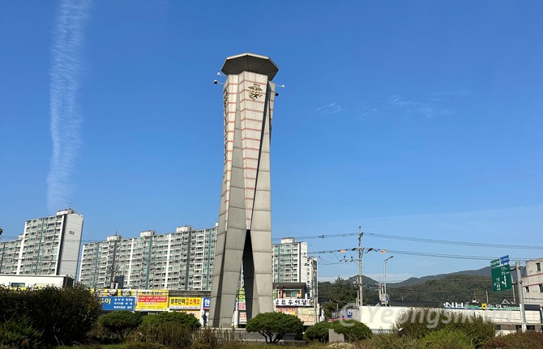 1987. 11. 1 재창설된 해병대사령부는 해군본부 부속건물인 기지병원을 개축하여 사용하던 중 1988. 4. 15 재경부대 교외 이전계획에 의거‚ 경기도 서해안으로 해병대 사령부 이전을 결정하고 52개 지역을 대상으로 33회 검토하여 현 위치인 화성군 봉담읍 형제산 하록에 사령부 위치를 결정한 후 백년대계의 이전사업을 추진하였다..jpg