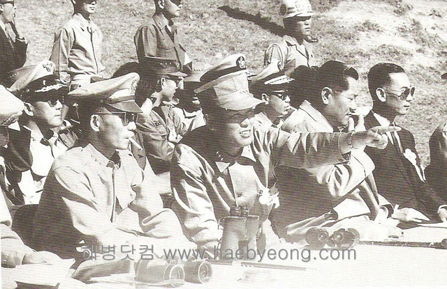 해병 제1여단이 실시한 은성작전 참관하는 박정희 대통령과 김성은 전 해병대사령관, 송요찬 내각수반, 박병권 국방장관(좌로부터).jpg