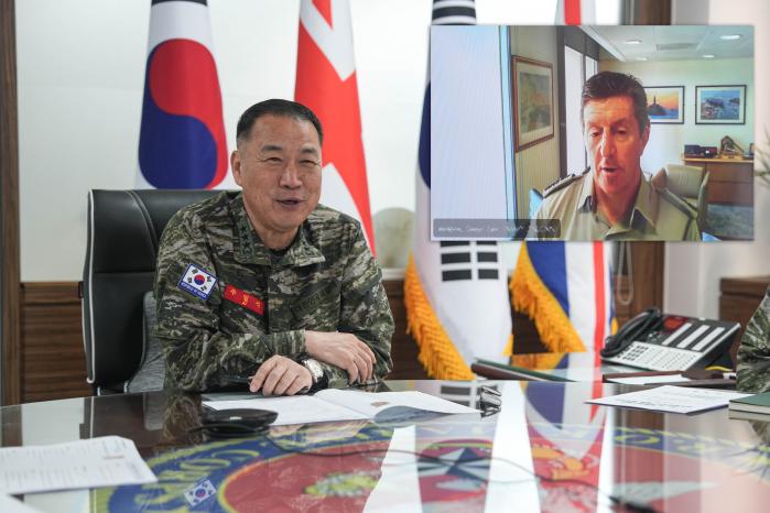부일석 해병대사령관, 그웬 젠킨스 영국 해병대사령관 공조통화.jpg