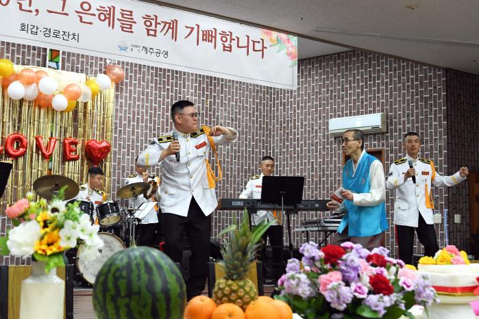 해병대9여단 군악대가 어버이날인 지난 8일 제주 지역 사회복지시설에서 공연을 선보이고 있다.jpg
