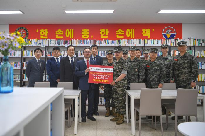 한국물가정보(KPI)와 함께 연평부대 장병들의 독서환경 개선을 위한 기증식.jpg