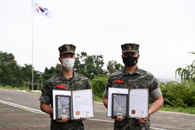 해병대2사단 신원준 상사·김경환 중사  헌혈 유공 은장 받아.jpg