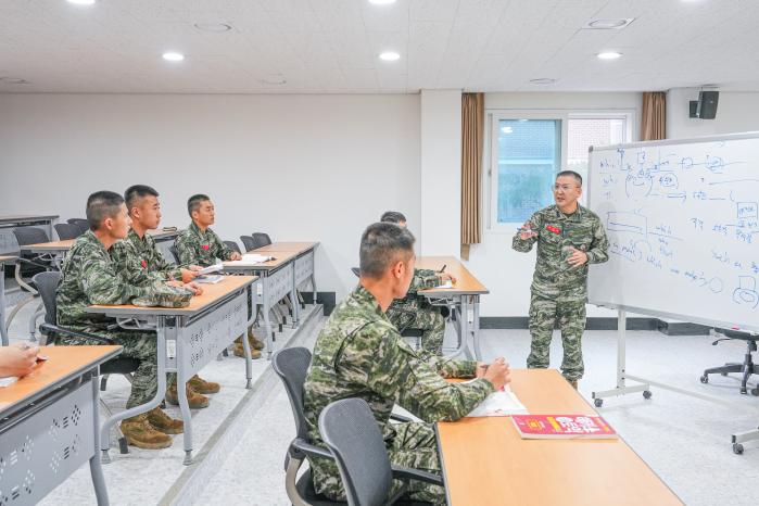 해병대6여단 포병대대의 영어 동아리 ‘알파벳 포’ 소속 장병들이 백명선 대대장의 열강을 들으며 토익 공부를 하고 있다. 부대 제공.jpg