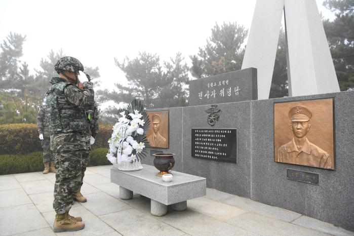 연평부대장이 연평도 포격전 전사자에 대한 경례를 하고 있다.jpg