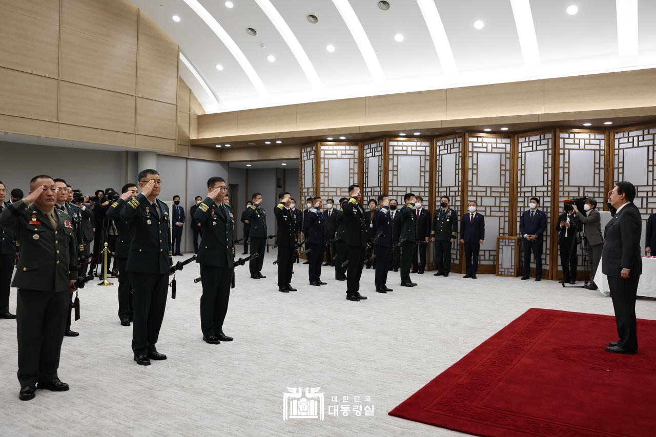 국방소식 - 윤석열 대통령, 김계환 해병대사령관 등 중장 보직 신고자 18명에 삼정검 수치 수여