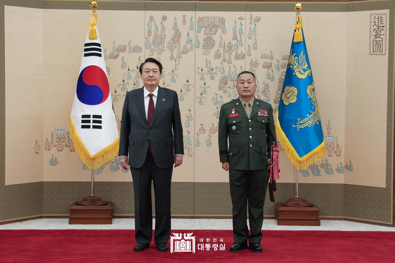 윤석열 대통령, 김계환 해병대사령관 등 중장 보직 신고자 18명에 삼정검 수치 수여 - 국방소식 - 해병닷컴