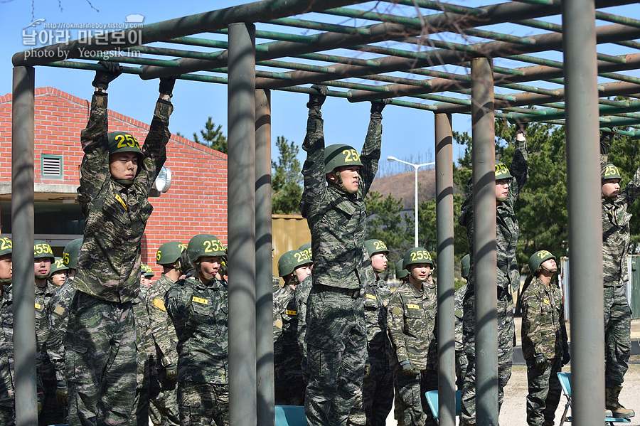 신병1315기_2교육대_장애물1_7687.jpg