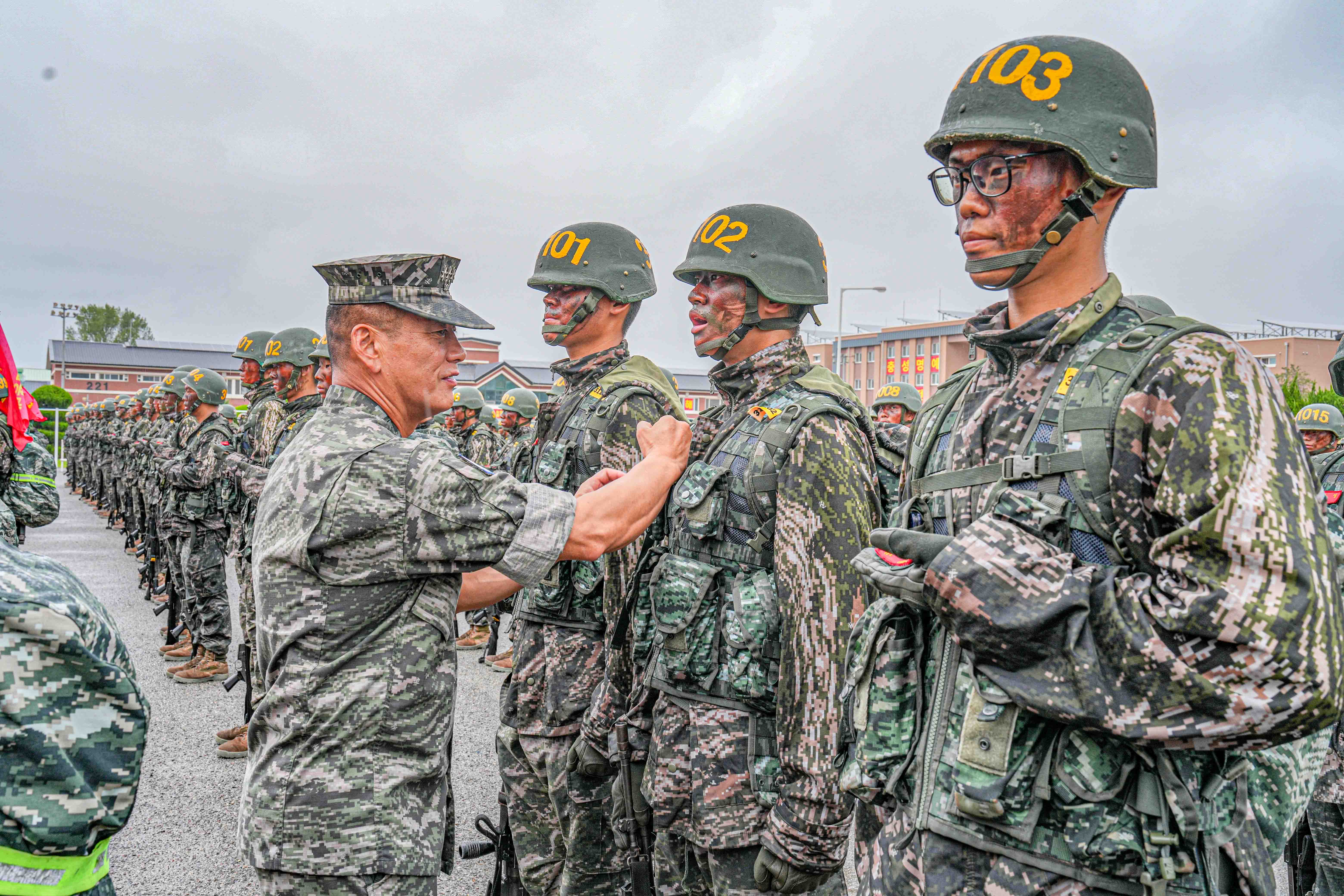 20260828신병 1332기 천자봉 행군 복귀 및 빨간명찰 수여식 (하사 유진열) (155).jpg