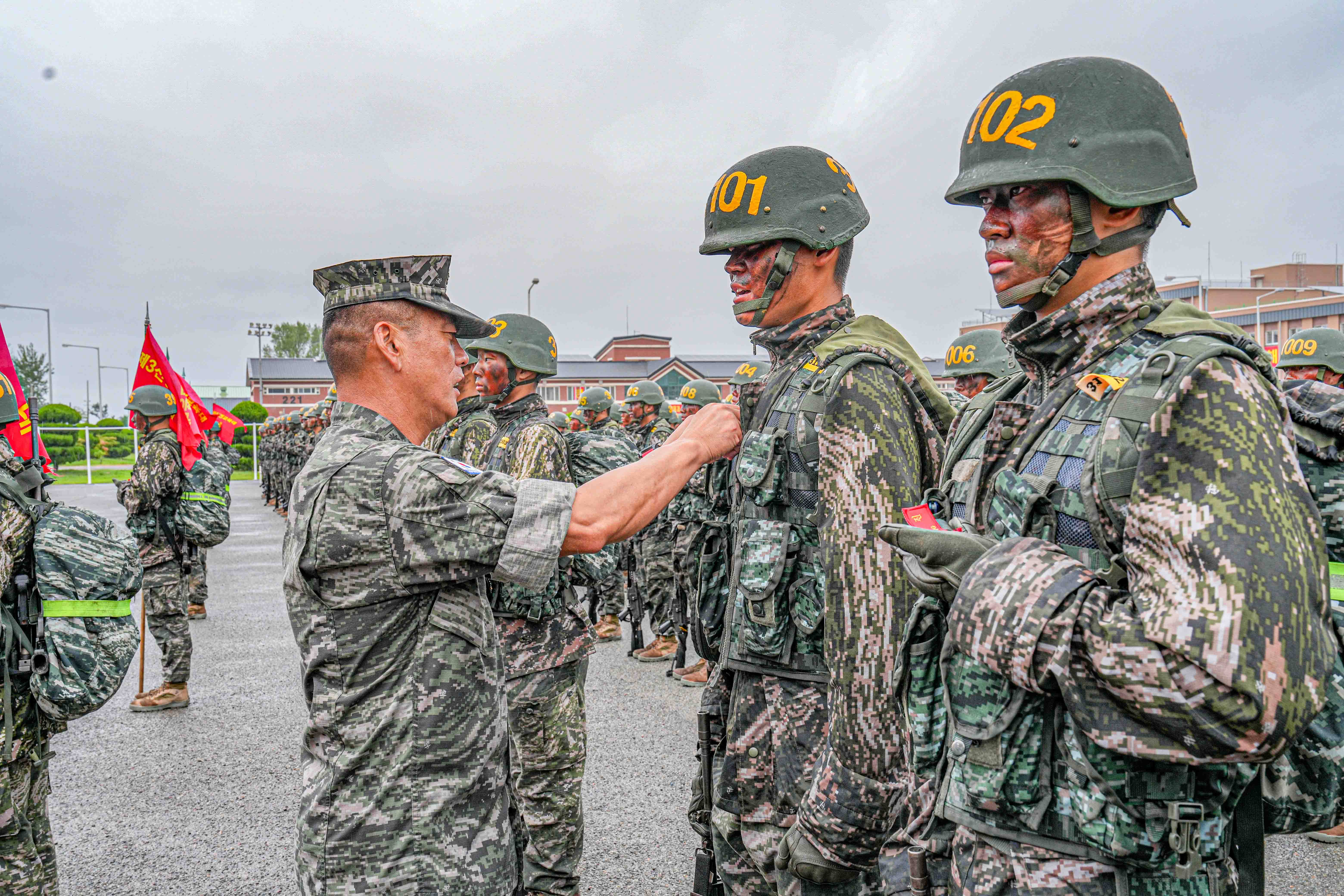 20260828신병 1332기 천자봉 행군 복귀 및 빨간명찰 수여식 (하사 유진열) (153).jpg