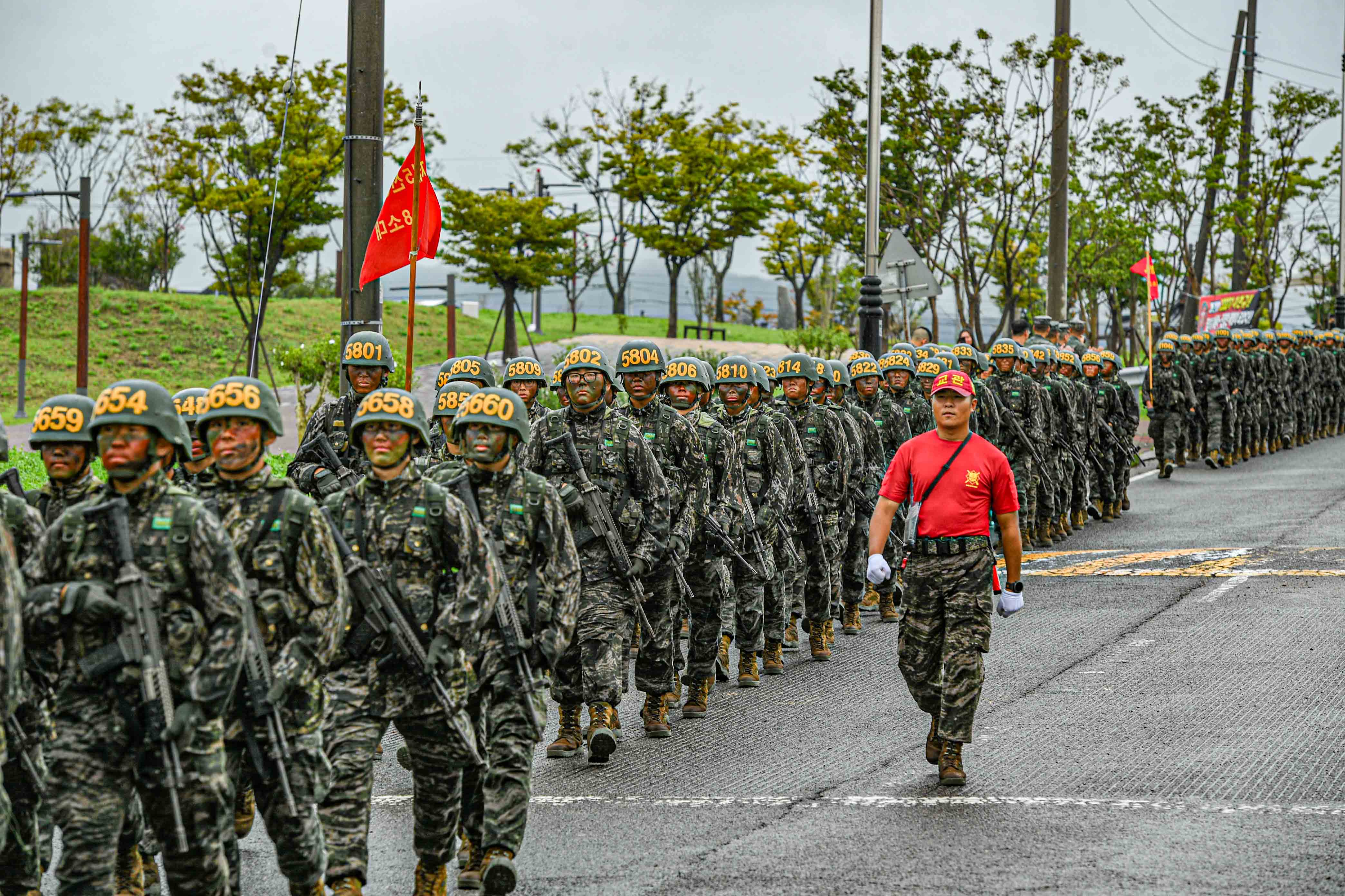 20260828신병 1332기 천자봉 행군 복귀 및 빨간명찰 수여식 (하사 유진열) (56).jpg