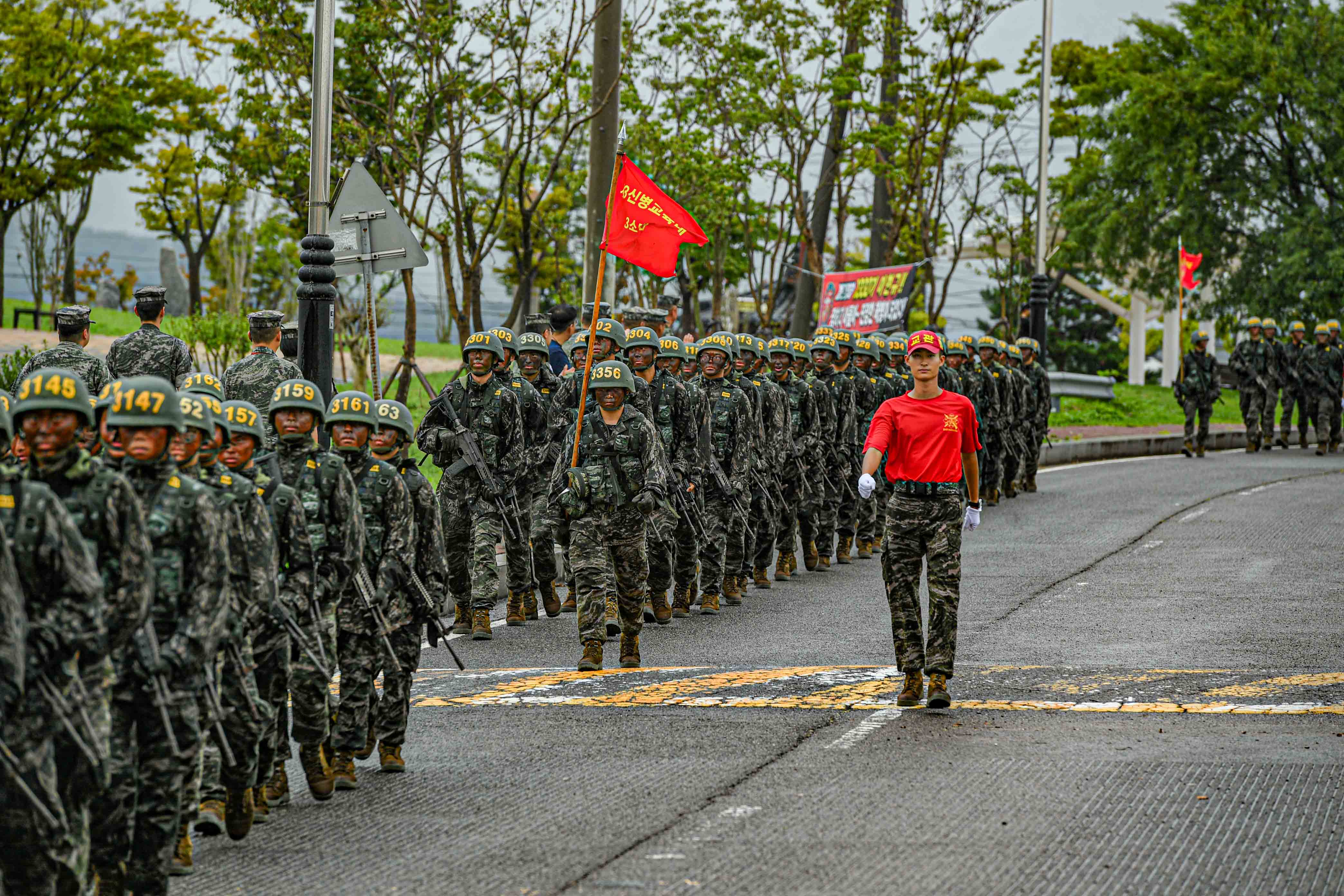 20260828신병 1332기 천자봉 행군 복귀 및 빨간명찰 수여식 (하사 유진열) (90).jpg