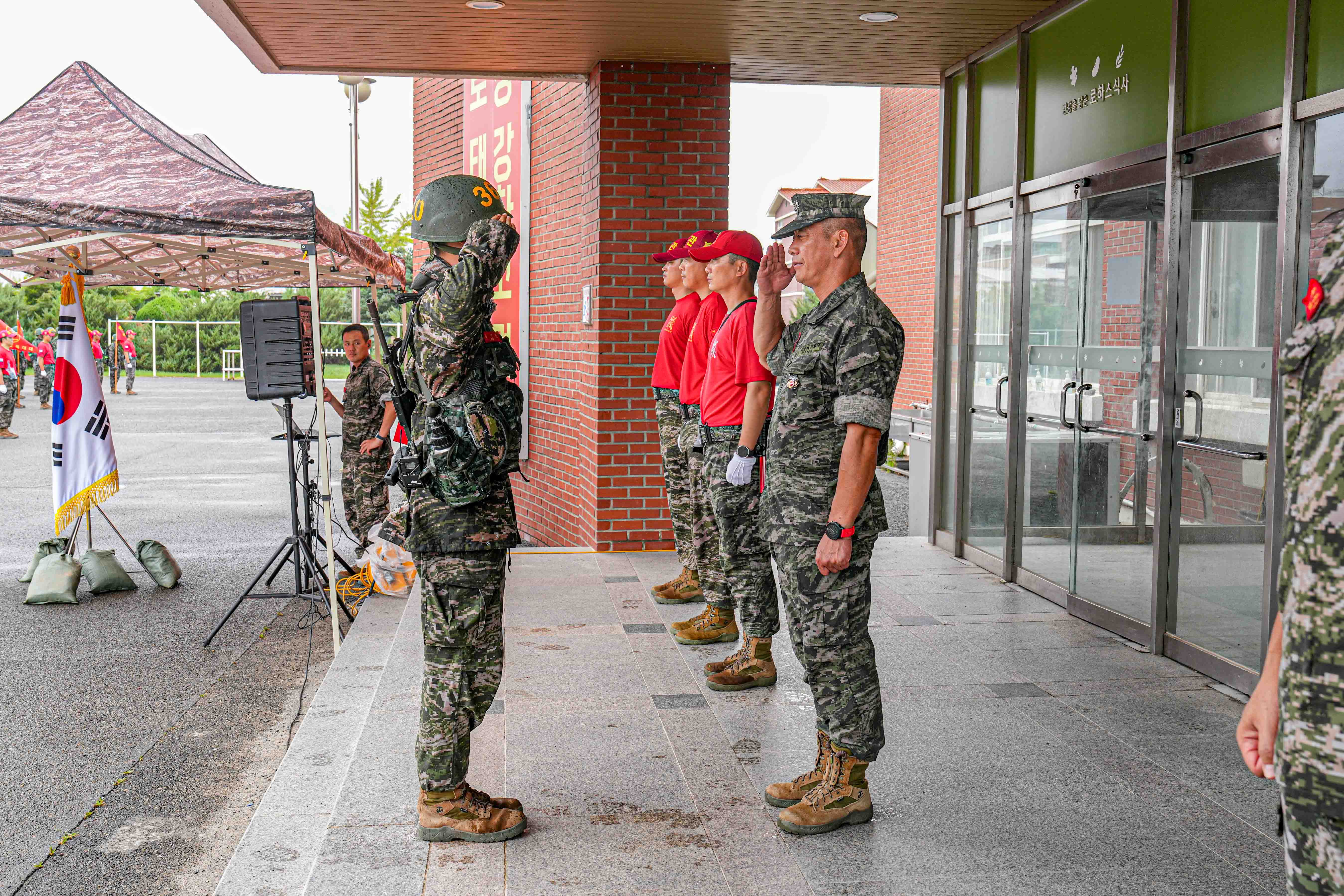 20260828신병 1332기 천자봉 행군 복귀 및 빨간명찰 수여식 (하사 유진열) (185).jpg