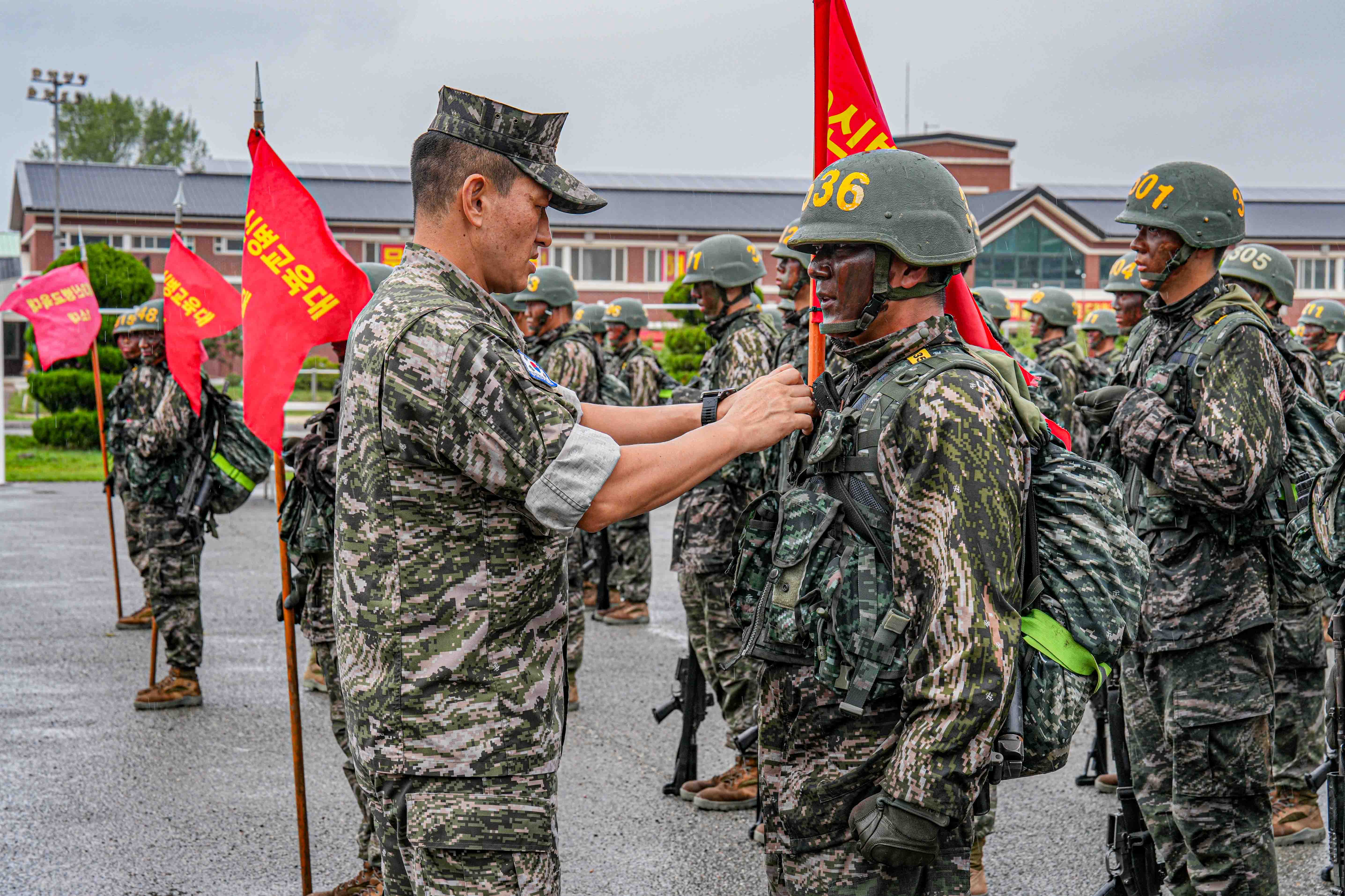 20260828신병 1332기 천자봉 행군 복귀 및 빨간명찰 수여식 (하사 유진열) (162).jpg