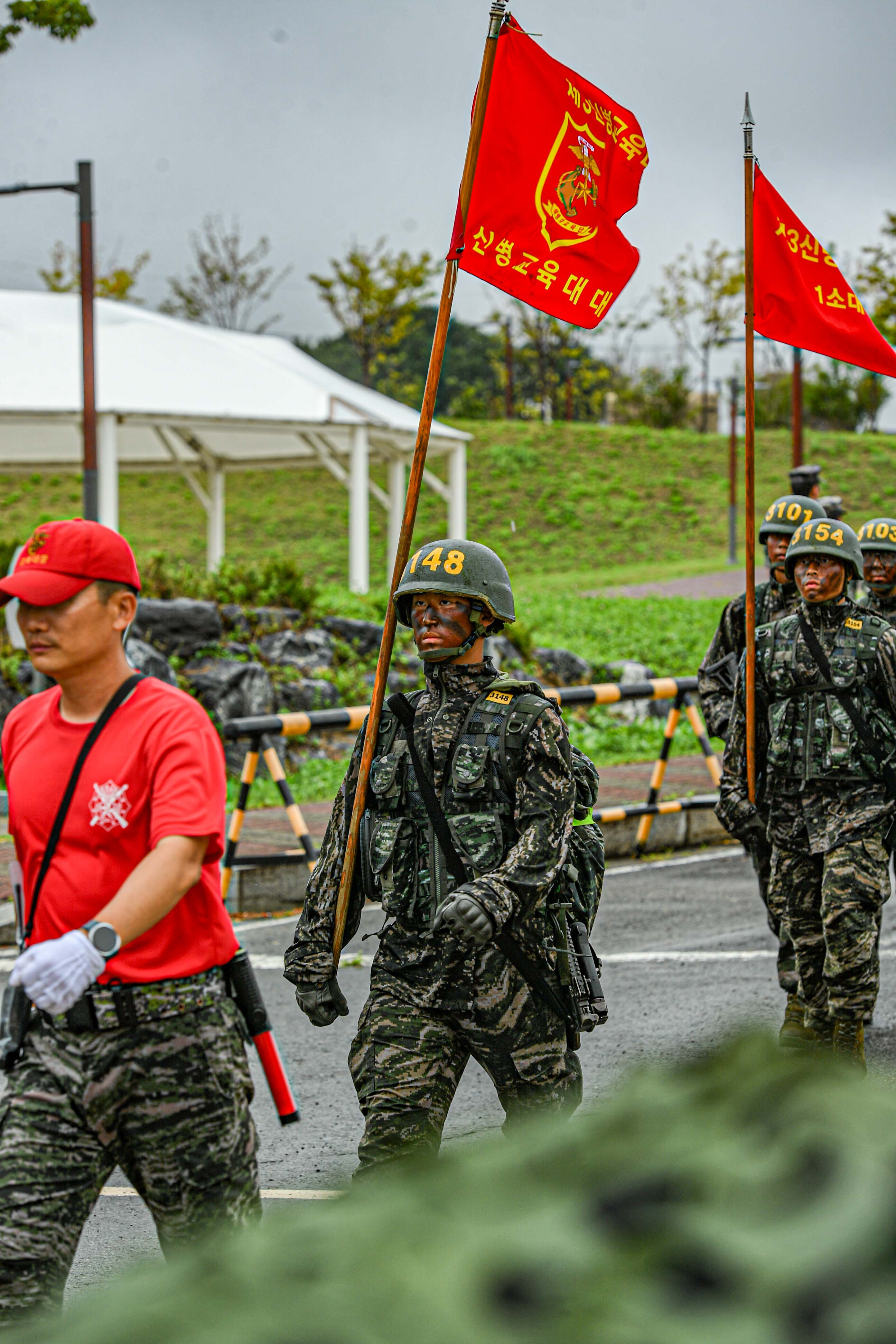 20260828신병 1332기 천자봉 행군 복귀 및 빨간명찰 수여식 (하사 유진열) (86).jpg
