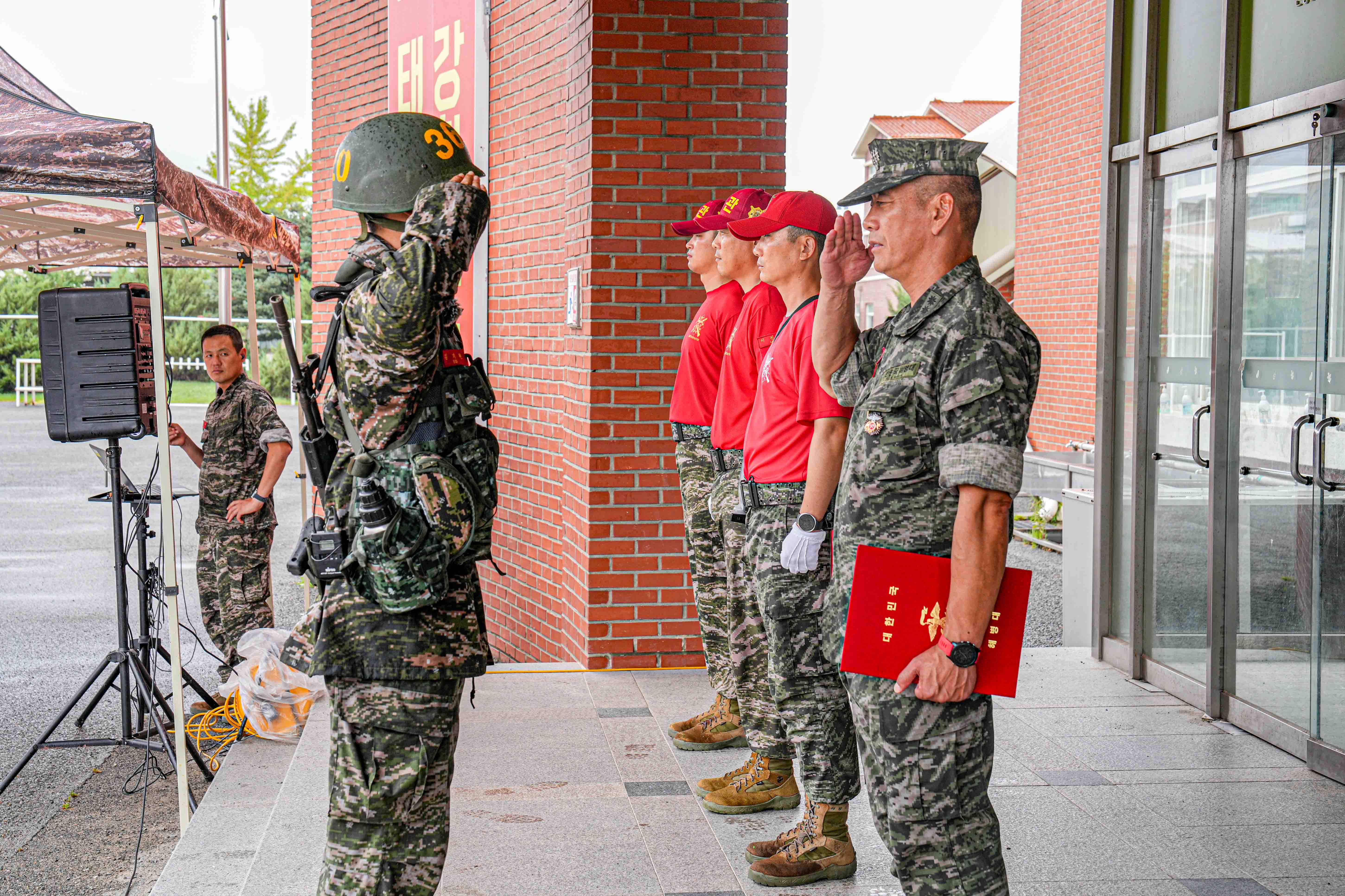 20260828신병 1332기 천자봉 행군 복귀 및 빨간명찰 수여식 (하사 유진열) (191).jpg