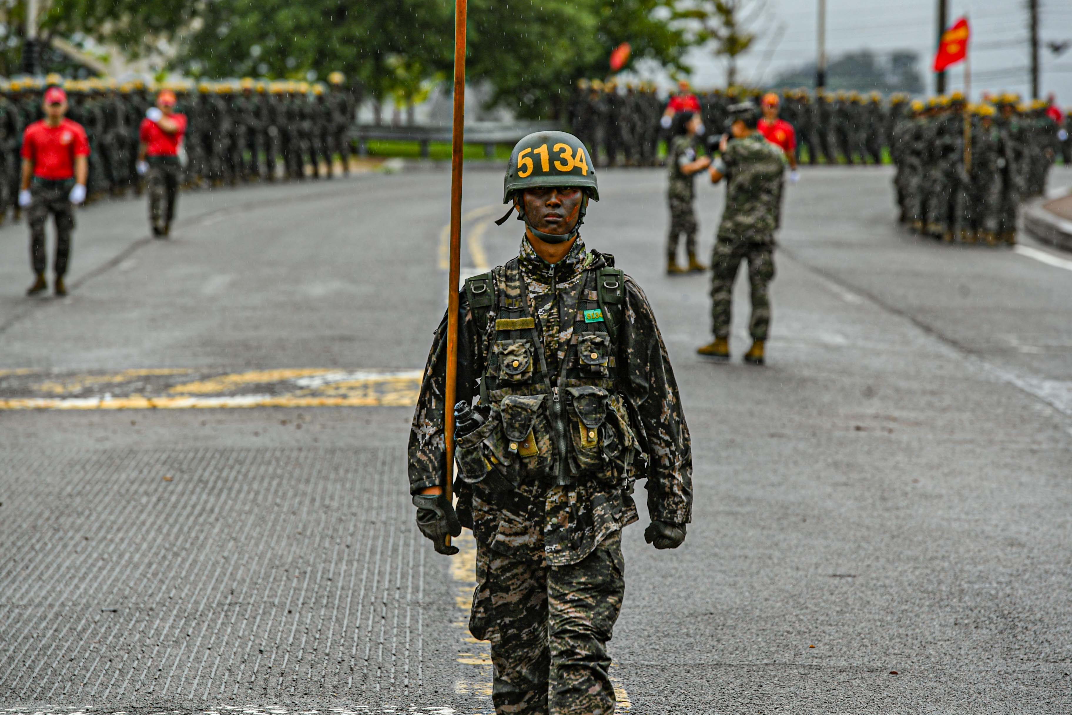 20260828신병 1332기 천자봉 행군 복귀 및 빨간명찰 수여식 (하사 유진열) (17).jpg