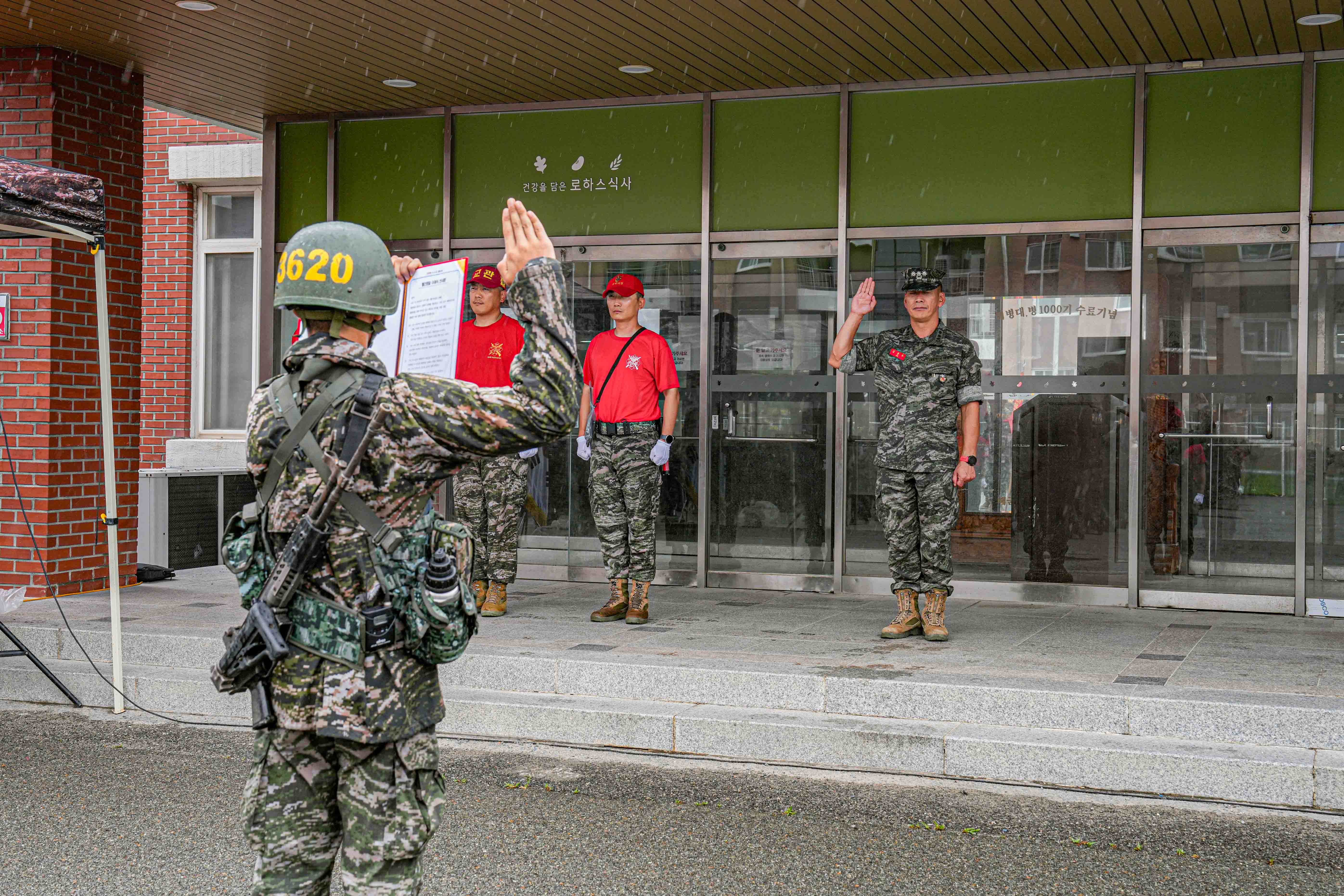 20260828신병 1332기 천자봉 행군 복귀 및 빨간명찰 수여식 (하사 유진열) (182).jpg
