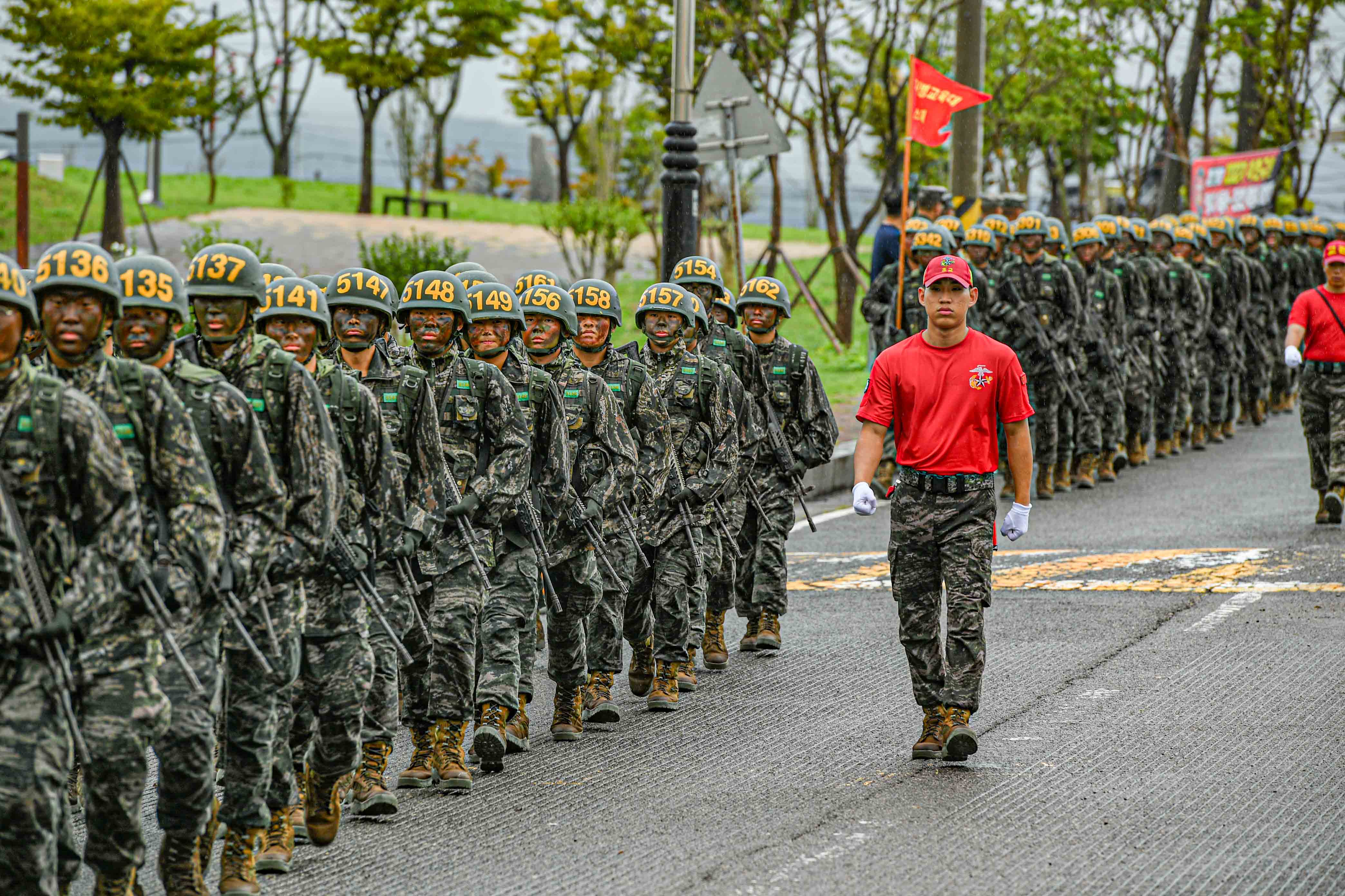 20260828신병 1332기 천자봉 행군 복귀 및 빨간명찰 수여식 (하사 유진열) (25).jpg