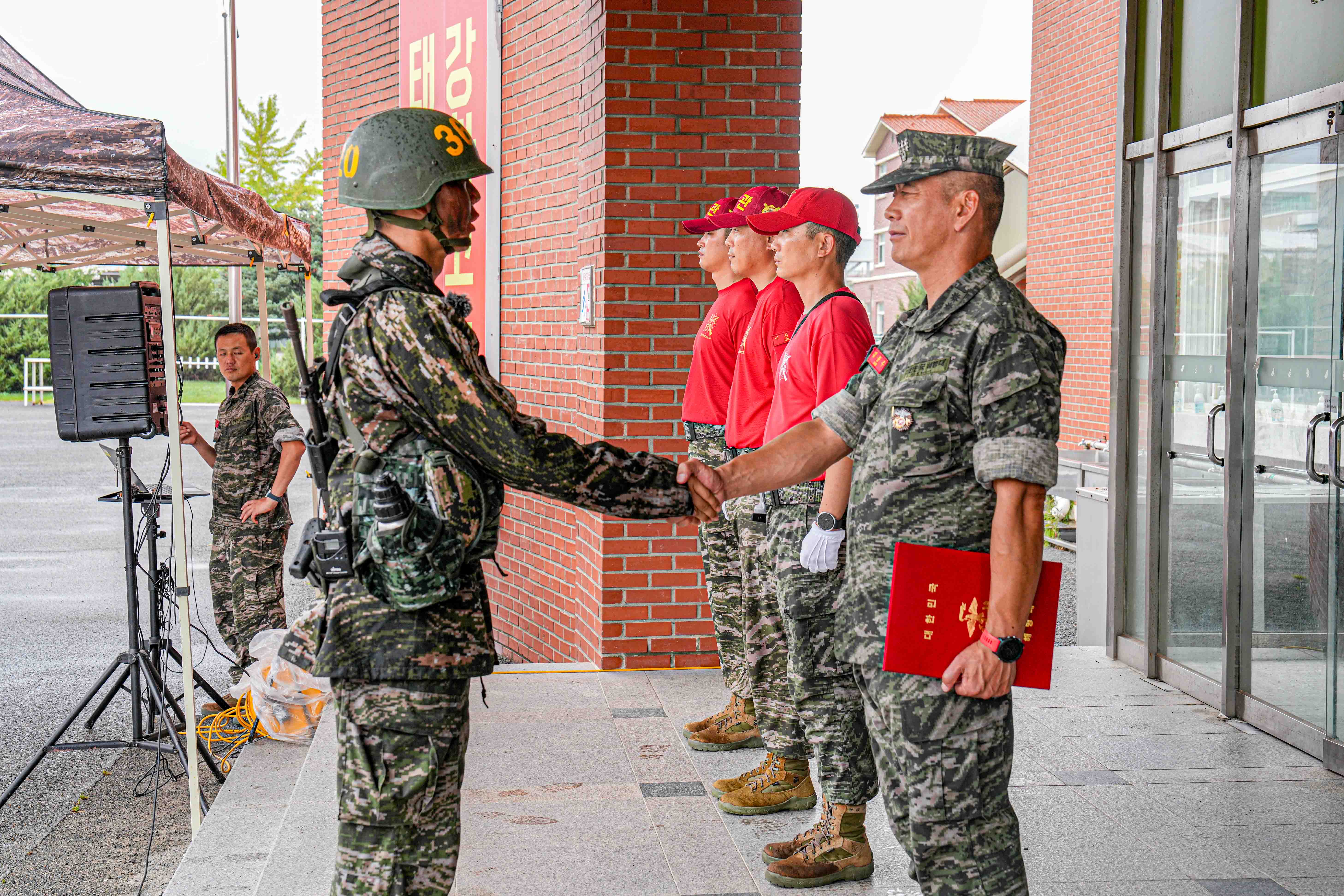 20260828신병 1332기 천자봉 행군 복귀 및 빨간명찰 수여식 (하사 유진열) (189).jpg