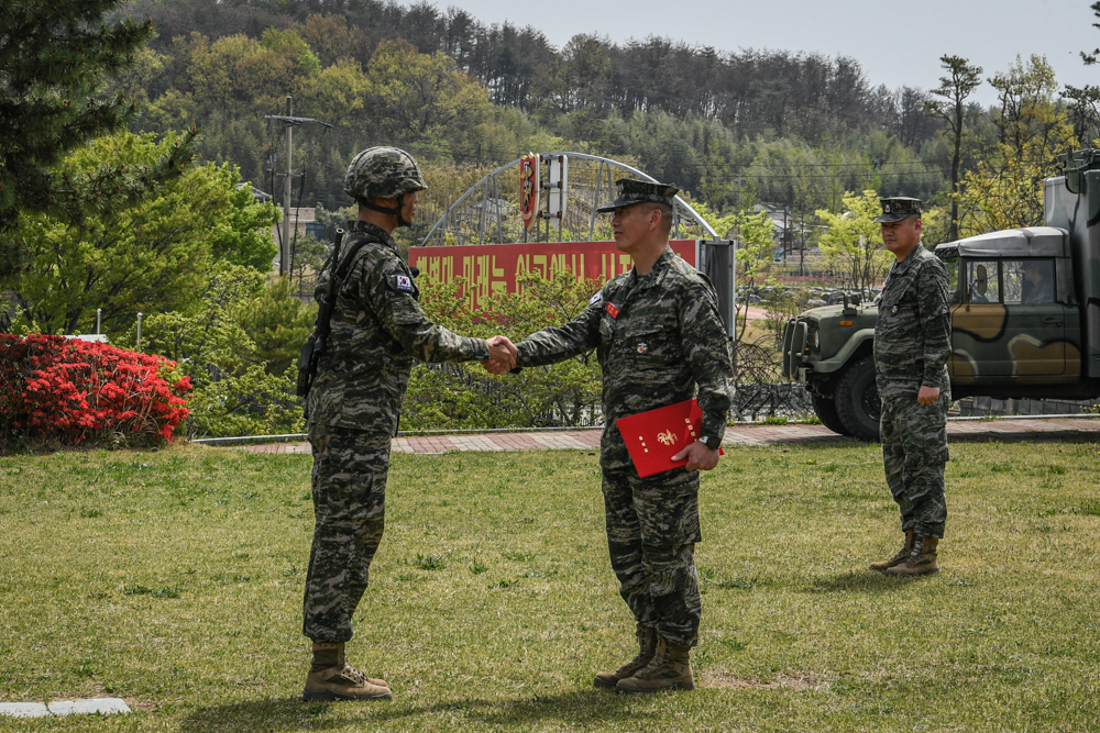 해병대 사관후보생 138기 천자봉 고지정복 및 빨간명찰 수여식 40.jpg