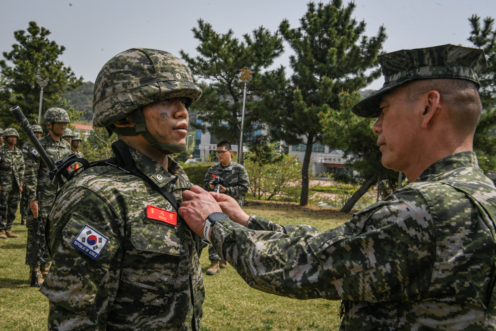 해병대 사관후보생 138기 천자봉 고지정복 및 빨간명찰 수여식 26.jpg