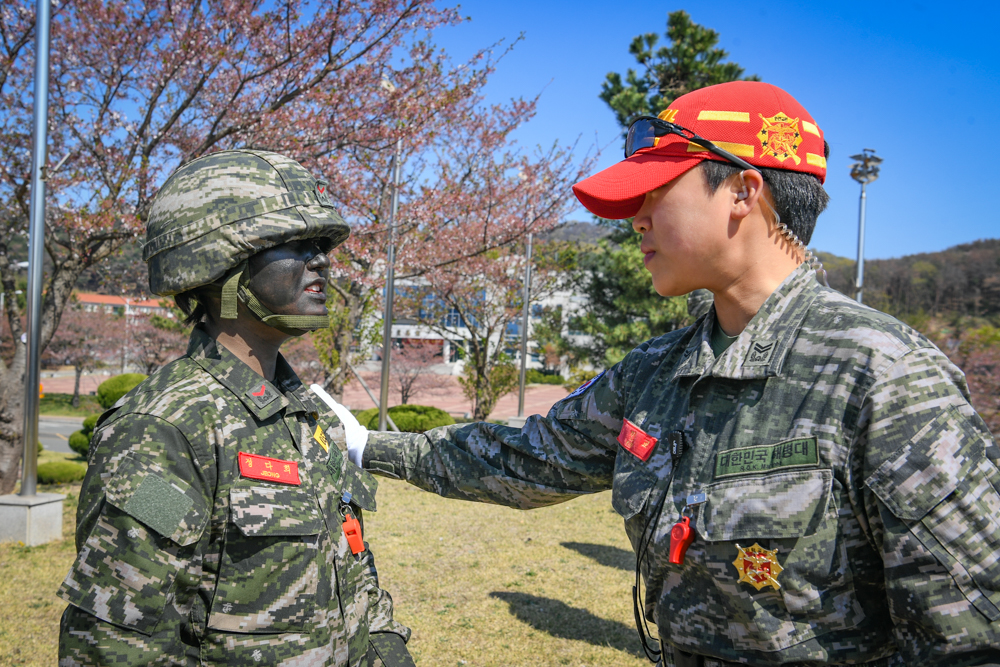 해병대 부사관후보생 410기 빨간명찰 수여식 38.jpg